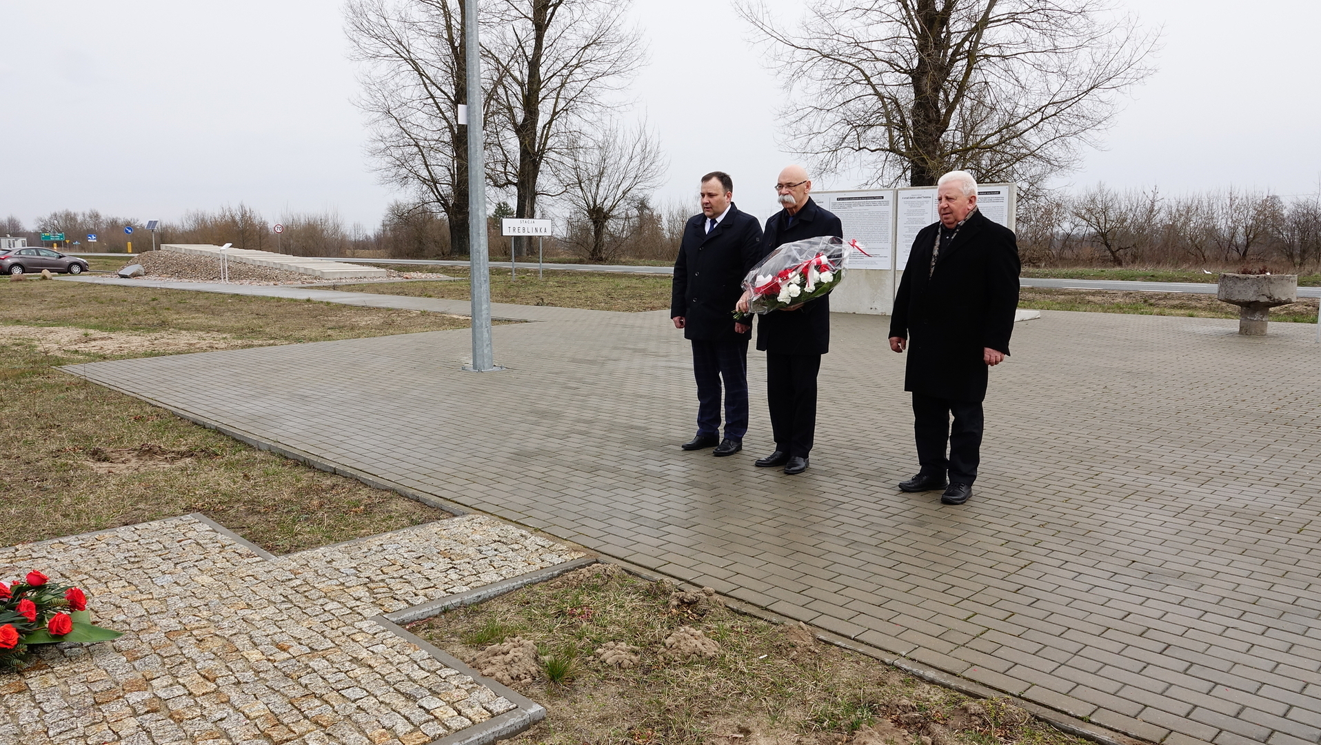 Złożenie kwiatów pod kamieniem z okazji Narodowego Dnia Pamięci Polaków ratujących Żydów pod okupacją niemiecką