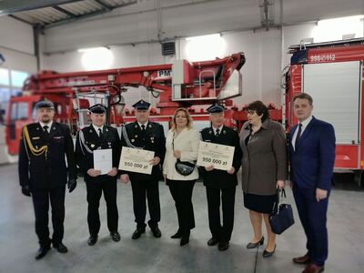 Wręczenie promes na zakup wozów strażackich