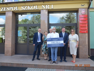 symboliczne wręczenie czeku