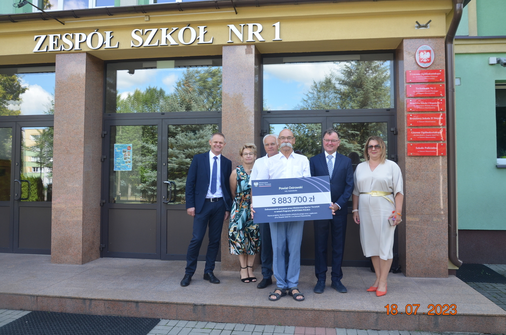 symboliczne wręczenie czeku