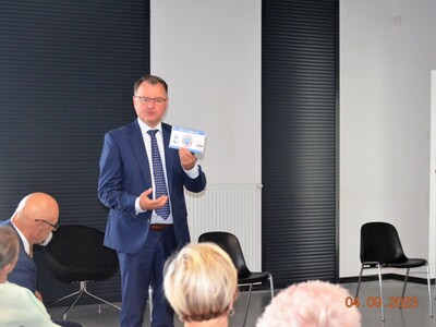 Spotkanie seniorów z legendarnym sportowcem Rafałem Kubackim 