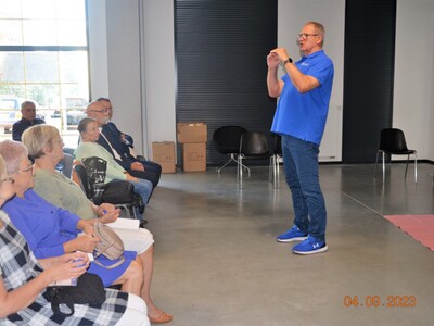 Spotkanie seniorów z legendarnym sportowcem Rafałem Kubackim 