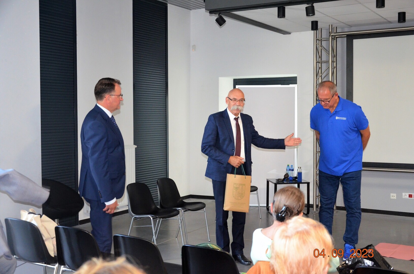 Spotkanie seniorów z legendarnym sportowcem Rafałem Kubackim 