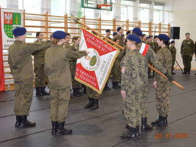 Uroczystość ślubowania klas mundurowych w Zespole Szkół Nr 1 w Ostrowi Mazowieckiej