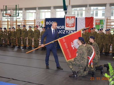 Uroczystość ślubowania klas mundurowych w Zespole Szkół Nr 1 w Ostrowi Mazowieckiej