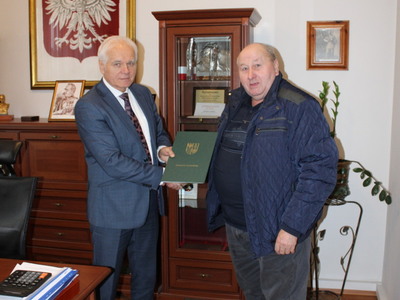 Podpisanie umowy na budowę chodnika 