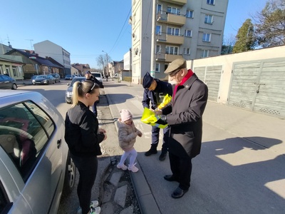 Akcja wręczania kamizelek odblaskowych 