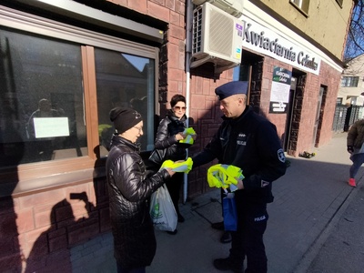 Akcja wręczania kamizelek odblaskowych 
