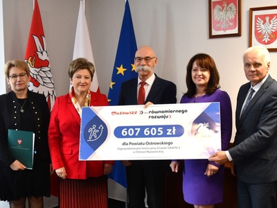 Władze Powiatu Ostrowskiego podpisały umowę na realizację zadania pn. „Zagospodarowanie terenu przy Zespole Szkół Nr 2 w Ostrowi Mazowieckiej”. 
