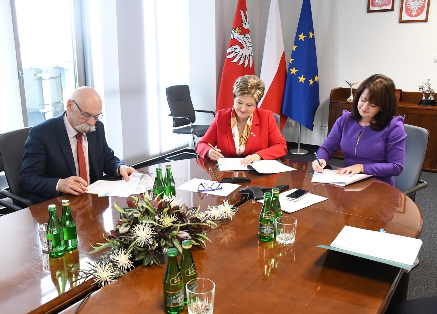 Władze Powiatu Ostrowskiego podpisały umowę na realizację zadania pn. „Zagospodarowanie terenu przy Zespole Szkół Nr 2 w Ostrowi Mazowieckiej”. 
