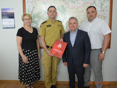 Od lewej: Skarbik Powiatu Małgorzata Konrad, Komendant Powiatowy PSP st. bryg. Leszek Falbowski, Starosta Ostrowski Jerzy Bauer, Wicestarosta Bartłomiej Tomasz Pieńkowski 
