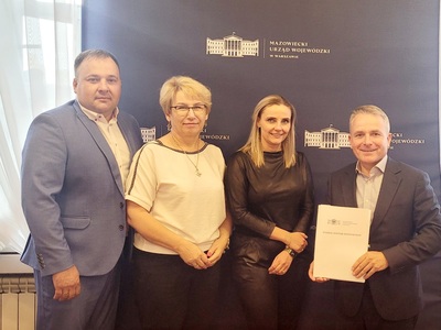 Od lewej: Wicestarosta Bartłomiej Tomasz Pieńkowski, Skarbnik Powiatu Małgorzata Konrad, Dyrektor Wydziału Rozwoju Regionalnego Urzędu Wojewódzkiego Katarzyna Harmata, Starosta Ostrowski Jerzy Bauer 