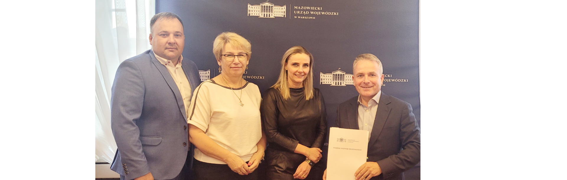 Od lewej: Wicestarosta Bartłomiej Tomasz Pieńkowski, Skarbnik Powiatu Małgorzata Konrad, Dyrektor Wydziału Rozwoju Regionalnego Urzędu Wojewódzkiego Katarzyna Harmata, Starosta Ostrowski Jerzy Bauer 