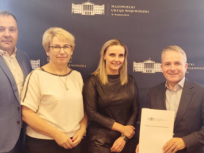 Od lewej: Wicestarosta Bartłomiej Tomasz Pieńkowski, Skarbnik Powiatu Małgorzata Konrad, Dyrektor Wydziału Rozwoju Regionalnego Urzędu Wojewódzkiego Katarzyna Harmata, Starosta Ostrowski Jerzy Bauer