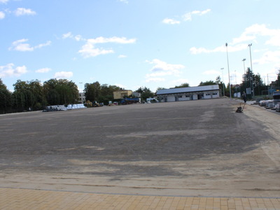 prace przy budowie sportowego obiektu przy Zespole Szkół Nr 1