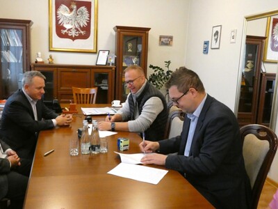 Podpisanie umowy na remont drogi powiatowej nr 2631W w miejscowości Kosewo, gm. Stary Lubotyń