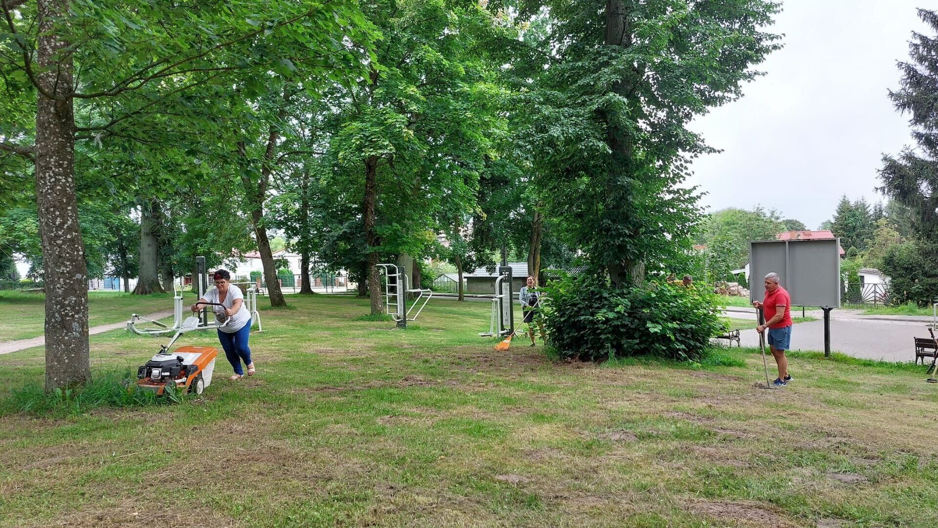 praca społeczników podczas porządkowania terenu