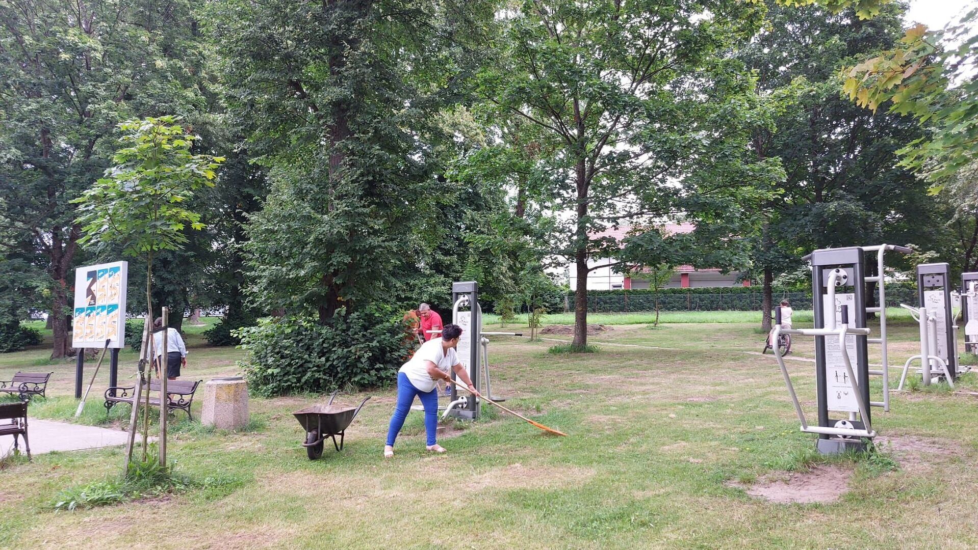 praca społeczników podczas porządkowania terenu