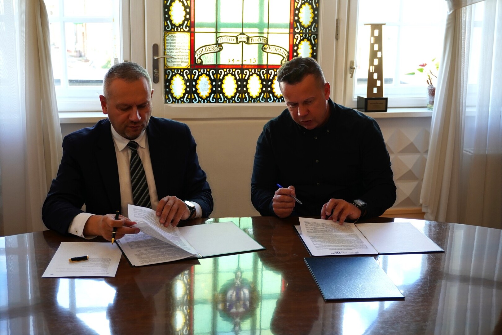 Kolejny historyczny obiekt w Karlinie zyska nowe życie! Dziś podpisano umowę na realizację zadania pn. „Rewitalizacja zabytkowego budynku przy ul. Konopnickiej 29 w Karlinie”. Projekt ma na celu nie tylko odnowienie wartościowego pod względem architektonicznym budynku, ale także jego adaptację na potrzeby lokalnej społeczności i instytucji publicznych.  Rewitalizacja zabytkowego budynku przy ul. Konopnickiej 29 w Karlinie - podpisanie umowy  Za realizację zadania odpowiedzialna będzie firma Przedsiębiorstwo Usług Budowlanych Paweł Leś, która zajmie się kompleksową rewitalizacją obiektu. Całkowity koszt inwestycji wynosi 4 821 777 zł, z czego 1 000 000 zł pochodzi z dofinansowania w ramach programu Polski Ład, a 2 193 217 zł z Programu FEPZ.07.01 – Rozwój obszarów miejskich.  Rewitalizacja zabytkowego budynku przy ul. Konopnickiej 29 w Karlinie - podpisanie umowy  Na parterze znajdą się Izba Pamięci Osadników oraz Sala Ślubna, która pełnić będzie także funkcję wystawową Karlińskiego Muzeum. Na piętrze zostaną zlokalizowane biura Urzędu Stanu Cywilnego i stanowiska ds. obywatelskich.  Rewitalizacja zabytkowego budynku przy ul. Konopnickiej 29 w Karlinie - podpisanie umowy  Prace budowlane mają potrwać do października 2026 roku. Ta inwestycja jest ważnym elementem strategii rozwoju miasta, która zakłada ochronę dziedzictwa kulturowego poprzez jego adaptację do współczesnych potrzeb lokalnej społeczności.  Rewitalizacja zabytkowego budynku przy ul. Konopnickiej 29 w Karlinie - podpisanie umowy