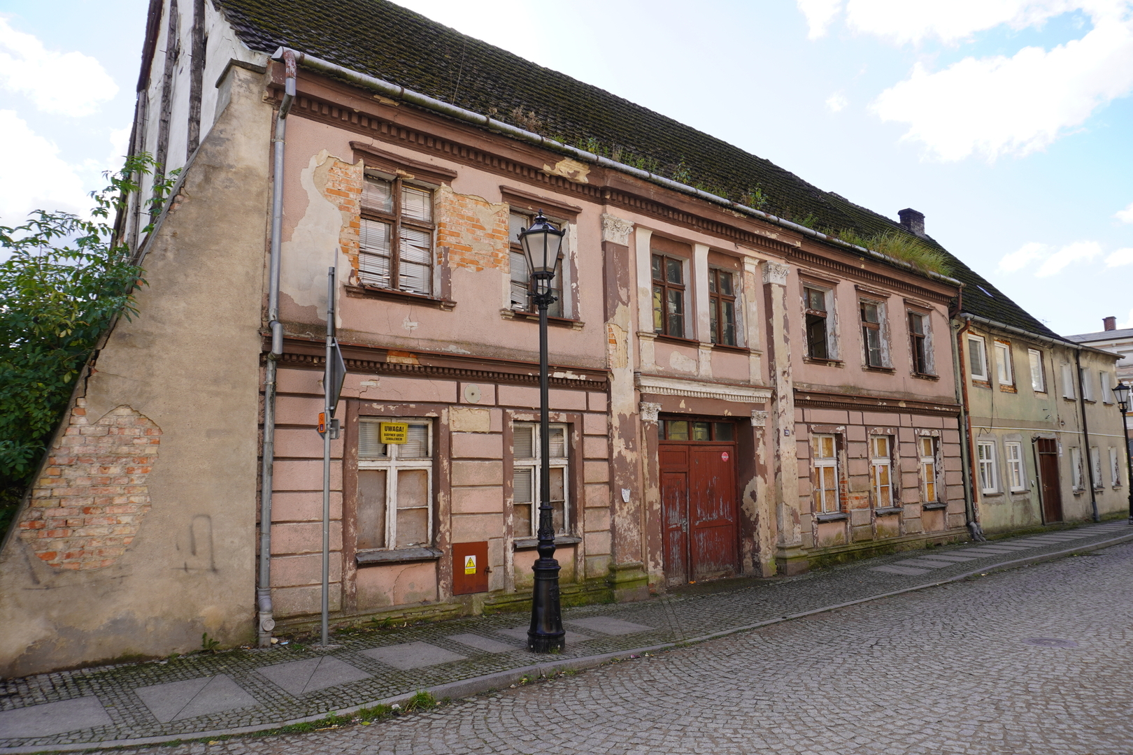 Kolejny historyczny obiekt w Karlinie zyska nowe życie! Dziś podpisano umowę na realizację zadania pn. „Rewitalizacja zabytkowego budynku przy ul. Konopnickiej 29 w Karlinie”. Projekt ma na celu nie tylko odnowienie wartościowego pod względem architektonicznym budynku, ale także jego adaptację na potrzeby lokalnej społeczności i instytucji publicznych.  Rewitalizacja zabytkowego budynku przy ul. Konopnickiej 29 w Karlinie - podpisanie umowy  Za realizację zadania odpowiedzialna będzie firma Przedsiębiorstwo Usług Budowlanych Paweł Leś, która zajmie się kompleksową rewitalizacją obiektu. Całkowity koszt inwestycji wynosi 4 821 777 zł, z czego 1 000 000 zł pochodzi z dofinansowania w ramach programu Polski Ład, a 2 193 217 zł z Programu FEPZ.07.01 – Rozwój obszarów miejskich.  Rewitalizacja zabytkowego budynku przy ul. Konopnickiej 29 w Karlinie - podpisanie umowy  Na parterze znajdą się Izba Pamięci Osadników oraz Sala Ślubna, która pełnić będzie także funkcję wystawową Karlińskiego Muzeum. Na piętrze zostaną zlokalizowane biura Urzędu Stanu Cywilnego i stanowiska ds. obywatelskich.  Rewitalizacja zabytkowego budynku przy ul. Konopnickiej 29 w Karlinie - podpisanie umowy  Prace budowlane mają potrwać do października 2026 roku. Ta inwestycja jest ważnym elementem strategii rozwoju miasta, która zakłada ochronę dziedzictwa kulturowego poprzez jego adaptację do współczesnych potrzeb lokalnej społeczności.  Rewitalizacja zabytkowego budynku przy ul. Konopnickiej 29 w Karlinie - podpisanie umowy
