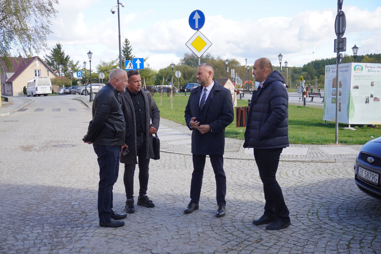 Kolejny historyczny obiekt w Karlinie zyska nowe życie! Dziś podpisano umowę na realizację zadania pn. „Rewitalizacja zabytkowego budynku przy ul. Konopnickiej 29 w Karlinie”. Projekt ma na celu nie tylko odnowienie wartościowego pod względem architektonicznym budynku, ale także jego adaptację na potrzeby lokalnej społeczności i instytucji publicznych.  Rewitalizacja zabytkowego budynku przy ul. Konopnickiej 29 w Karlinie - podpisanie umowy  Za realizację zadania odpowiedzialna będzie firma Przedsiębiorstwo Usług Budowlanych Paweł Leś, która zajmie się kompleksową rewitalizacją obiektu. Całkowity koszt inwestycji wynosi 4 821 777 zł, z czego 1 000 000 zł pochodzi z dofinansowania w ramach programu Polski Ład, a 2 193 217 zł z Programu FEPZ.07.01 – Rozwój obszarów miejskich.  Rewitalizacja zabytkowego budynku przy ul. Konopnickiej 29 w Karlinie - podpisanie umowy  Na parterze znajdą się Izba Pamięci Osadników oraz Sala Ślubna, która pełnić będzie także funkcję wystawową Karlińskiego Muzeum. Na piętrze zostaną zlokalizowane biura Urzędu Stanu Cywilnego i stanowiska ds. obywatelskich.  Rewitalizacja zabytkowego budynku przy ul. Konopnickiej 29 w Karlinie - podpisanie umowy  Prace budowlane mają potrwać do października 2026 roku. Ta inwestycja jest ważnym elementem strategii rozwoju miasta, która zakłada ochronę dziedzictwa kulturowego poprzez jego adaptację do współczesnych potrzeb lokalnej społeczności.  Rewitalizacja zabytkowego budynku przy ul. Konopnickiej 29 w Karlinie - podpisanie umowy