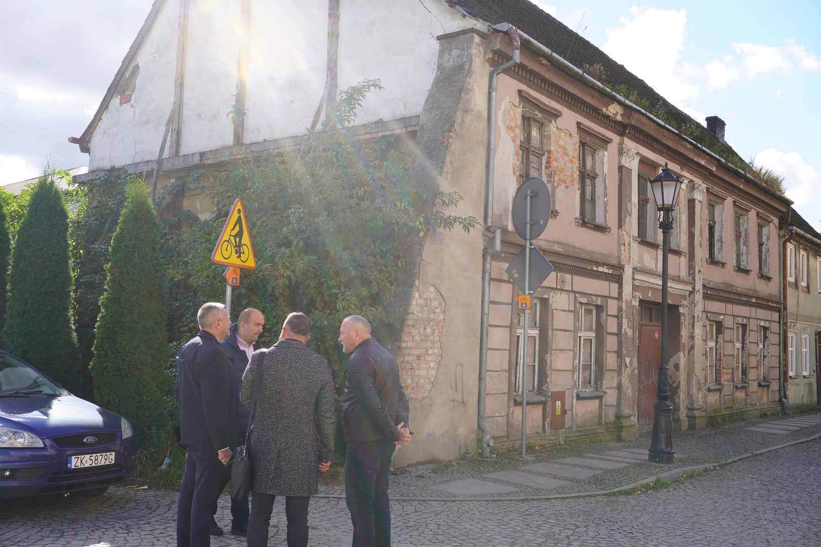 Kolejny historyczny obiekt w Karlinie zyska nowe życie! Dziś podpisano umowę na realizację zadania pn. „Rewitalizacja zabytkowego budynku przy ul. Konopnickiej 29 w Karlinie”. Projekt ma na celu nie tylko odnowienie wartościowego pod względem architektonicznym budynku, ale także jego adaptację na potrzeby lokalnej społeczności i instytucji publicznych.  Rewitalizacja zabytkowego budynku przy ul. Konopnickiej 29 w Karlinie - podpisanie umowy  Za realizację zadania odpowiedzialna będzie firma Przedsiębiorstwo Usług Budowlanych Paweł Leś, która zajmie się kompleksową rewitalizacją obiektu. Całkowity koszt inwestycji wynosi 4 821 777 zł, z czego 1 000 000 zł pochodzi z dofinansowania w ramach programu Polski Ład, a 2 193 217 zł z Programu FEPZ.07.01 – Rozwój obszarów miejskich.  Rewitalizacja zabytkowego budynku przy ul. Konopnickiej 29 w Karlinie - podpisanie umowy  Na parterze znajdą się Izba Pamięci Osadników oraz Sala Ślubna, która pełnić będzie także funkcję wystawową Karlińskiego Muzeum. Na piętrze zostaną zlokalizowane biura Urzędu Stanu Cywilnego i stanowiska ds. obywatelskich.  Rewitalizacja zabytkowego budynku przy ul. Konopnickiej 29 w Karlinie - podpisanie umowy  Prace budowlane mają potrwać do października 2026 roku. Ta inwestycja jest ważnym elementem strategii rozwoju miasta, która zakłada ochronę dziedzictwa kulturowego poprzez jego adaptację do współczesnych potrzeb lokalnej społeczności.  Rewitalizacja zabytkowego budynku przy ul. Konopnickiej 29 w Karlinie - podpisanie umowy
