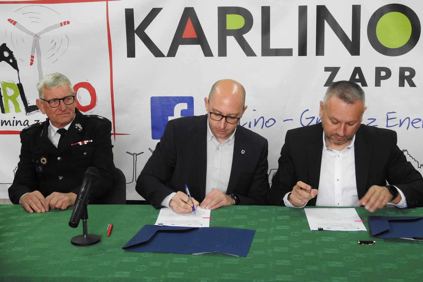 Uroczyste podpisanie umowy na zakup nowego samochodu bojowego dla OSP Karlino