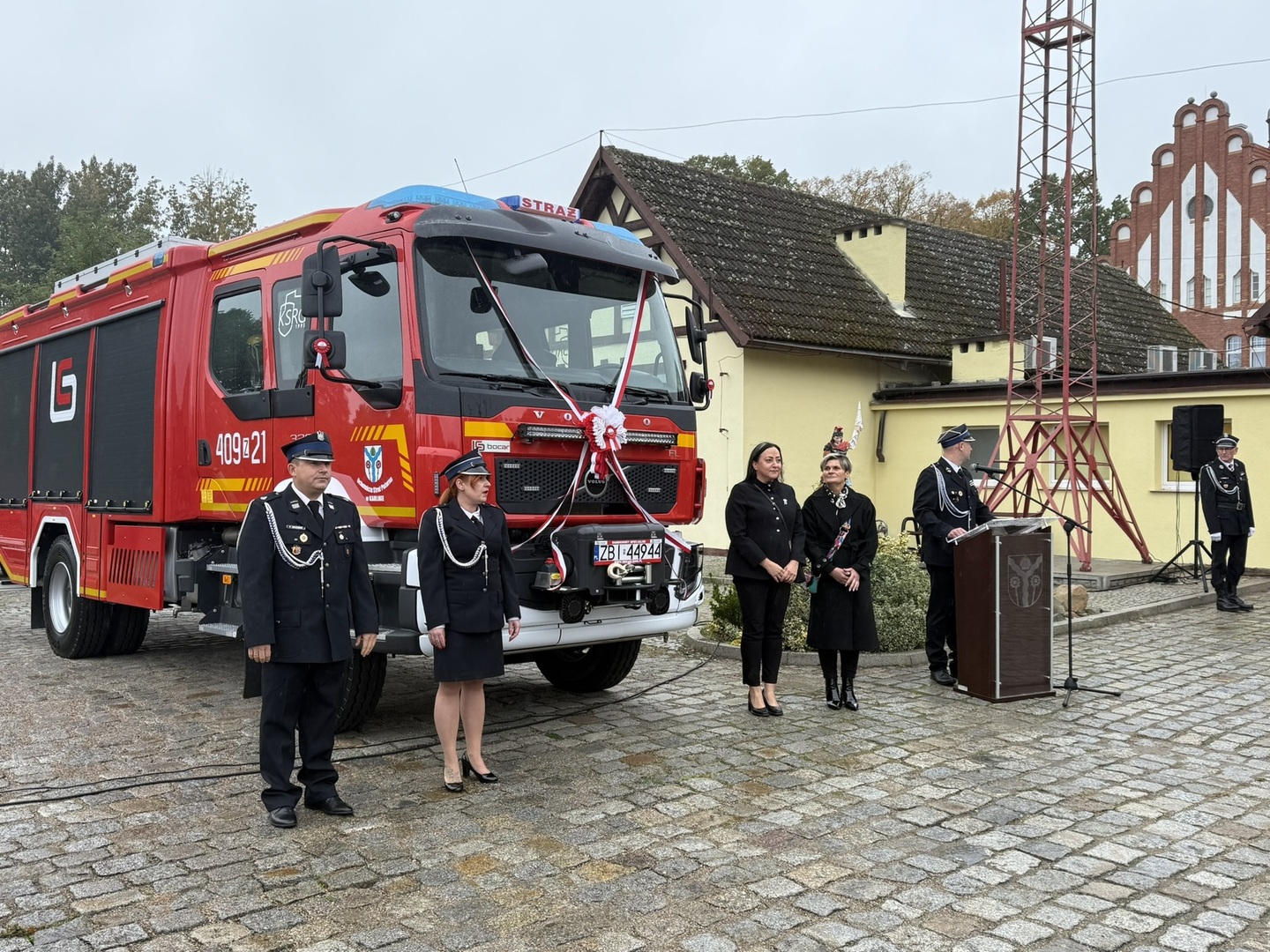 Uroczyste przekazanie nowego wozu strażackiego dla OSP Karlino