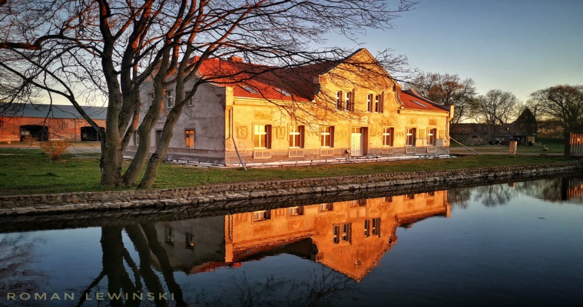 fotografia dworku na wyspie biskupiej w Karlinie