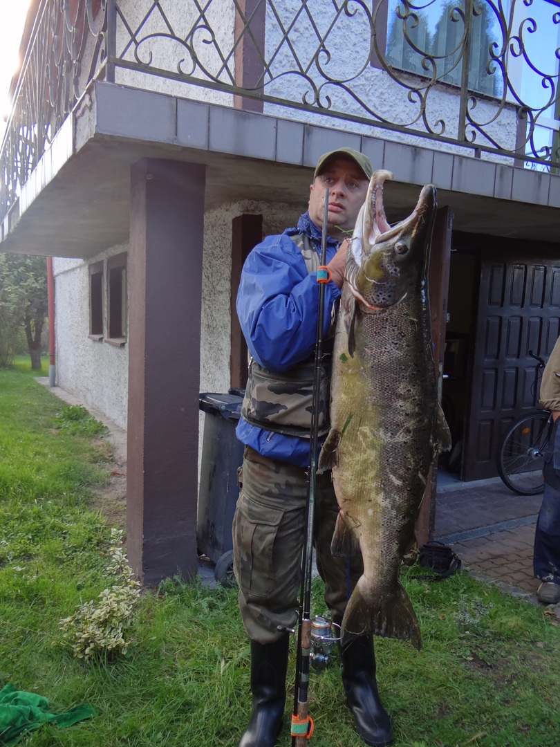 p. Henryk Semotiuk złowił w Parsęcie największą rybę w historii Karlina – łososia samca o wadze 16,28 kg i długości 124 cm.