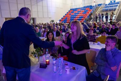 zdjęcie przedstawia ludzi na wydarzeniu pn. Dzień Kobiet i Mężczyzn