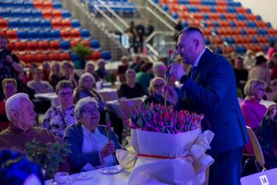 zdjęcie przedstawia ludzi na wydarzeniu pn. Dzień Kobiet i Mężczyzn