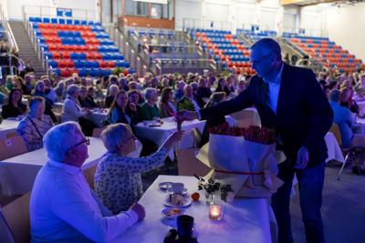 zdjęcie przedstawia ludzi na wydarzeniu pn. Dzień Kobiet i Mężczyzn