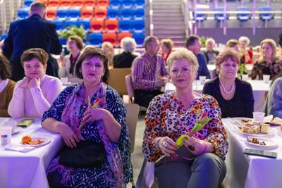 zdjęcie przedstawia ludzi na wydarzeniu pn. Dzień Kobiet i Mężczyzn