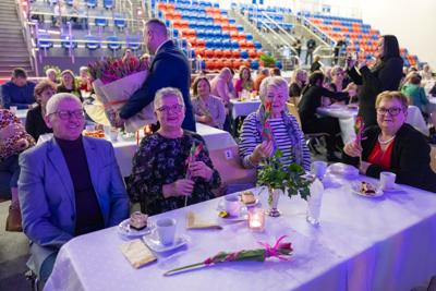 zdjęcie przedstawia ludzi na wydarzeniu pn. Dzień Kobiet i Mężczyzn