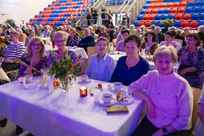 zdjęcie przedstawia ludzi na wydarzeniu pn. Dzień Kobiet i Mężczyzn