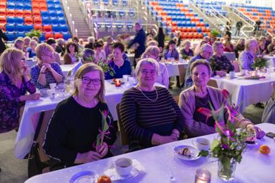 zdjęcie przedstawia ludzi na wydarzeniu pn. Dzień Kobiet i Mężczyzn