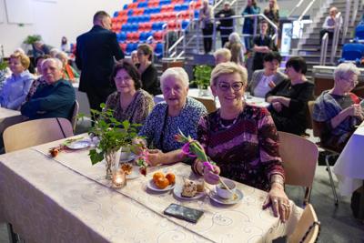 zdjęcie przedstawia ludzi na wydarzeniu pn. Dzień Kobiet i Mężczyzn