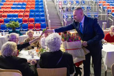 zdjęcie przedstawia ludzi na wydarzeniu pn. Dzień Kobiet i Mężczyzn