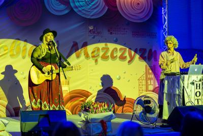 zdjęcie przedstawia ludzi na wydarzeniu pn. Dzień Kobiet i Mężczyzn