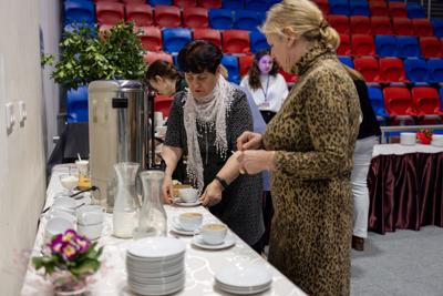 zdjęcie przedstawia ludzi na wydarzeniu pn. Dzień Kobiet i Mężczyzn
