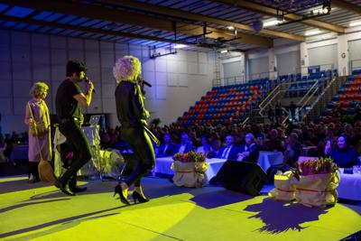 zdjęcie przedstawia ludzi na wydarzeniu pn. Dzień Kobiet i Mężczyzn