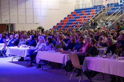 zdjęcie przedstawia ludzi na wydarzeniu pn. Dzień Kobiet i Mężczyzn