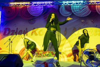 zdjęcie przedstawia ludzi na wydarzeniu pn. Dzień Kobiet i Mężczyzn