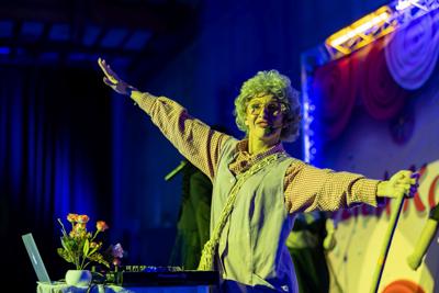 zdjęcie przedstawia ludzi na wydarzeniu pn. Dzień Kobiet i Mężczyzn