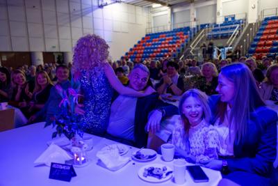 zdjęcie przedstawia ludzi na wydarzeniu pn. Dzień Kobiet i Mężczyzn