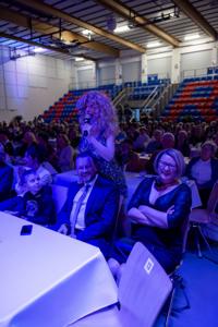 zdjęcie przedstawia ludzi na wydarzeniu pn. Dzień Kobiet i Mężczyzn