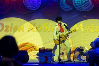 zdjęcie przedstawia ludzi na wydarzeniu pn. Dzień Kobiet i Mężczyzn