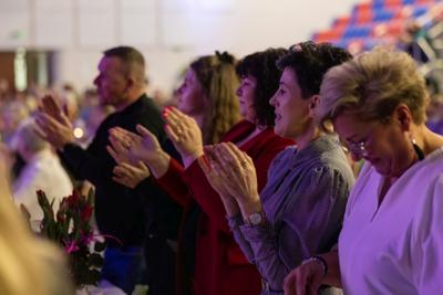 zdjęcie przedstawia ludzi na wydarzeniu pn. Dzień Kobiet i Mężczyzn