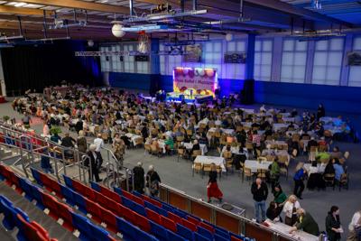 zdjęcie przedstawia ludzi na wydarzeniu pn. Dzień Kobiet i Mężczyzn